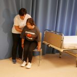 sturzprophylaxe-alltagsbegleiter-begleitet-aufstehen